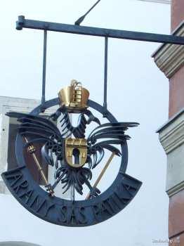 Hirdetések, reklámtáblák 39 HIRDETÉSEK, REKLÁMTÁBLÁK 8 Az épületek
