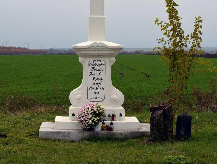 fontos. A Nepomuki Szent János szobor a település beépített részének nyugati határán található.
