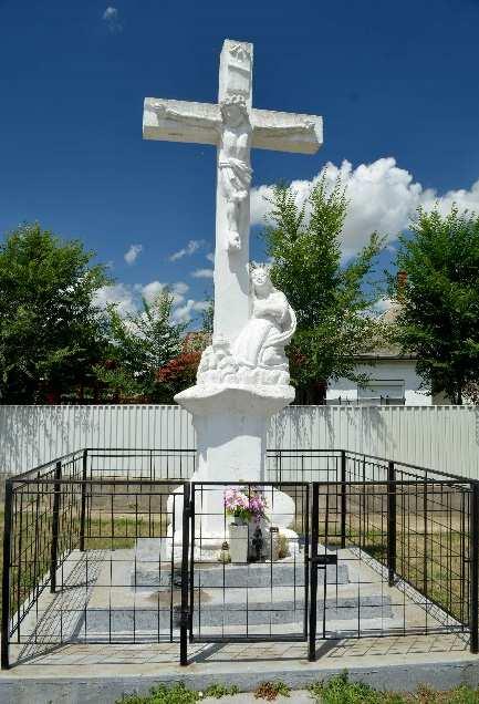 1807-ben keletkezett és 1998- ban felújították. Ez a kereszt az Ady Endre - Kossuth Lajos utcák találkozásánál áll. Kb.