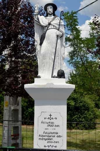 1,5 m magas tufából faragott, festett Szent Vendel szobor.