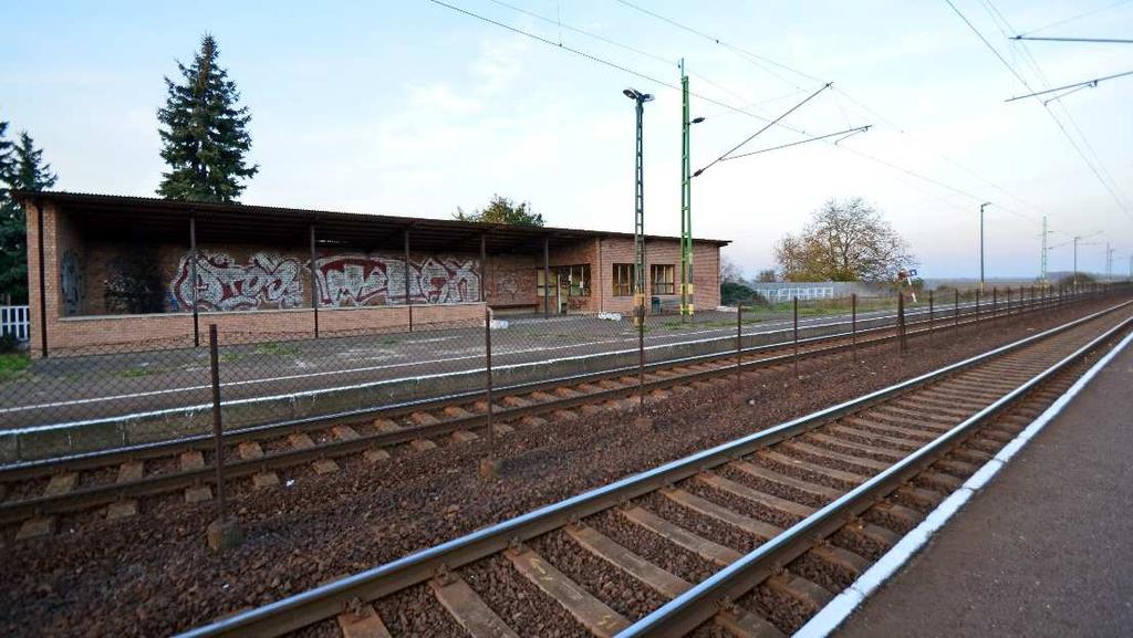 épületet a vágányok másik oldalán, az A peron mellett.