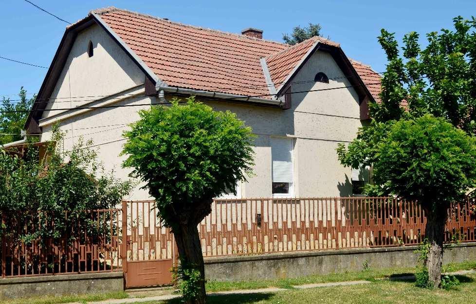 Ebben a legelterjedtebb átalakult-bővített alaptípusban az eredeti utcai szoba tömeget és homlokzatképzést szimmetrikusan