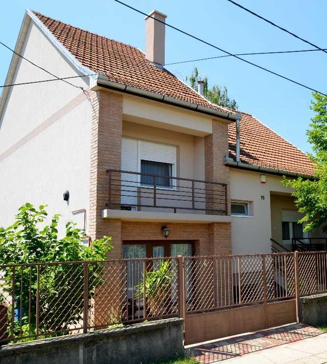 jellemző erkély, loggia megjelenése. Adács épületállománya népi lakóépülete tekintetében rendkívül gazdag.