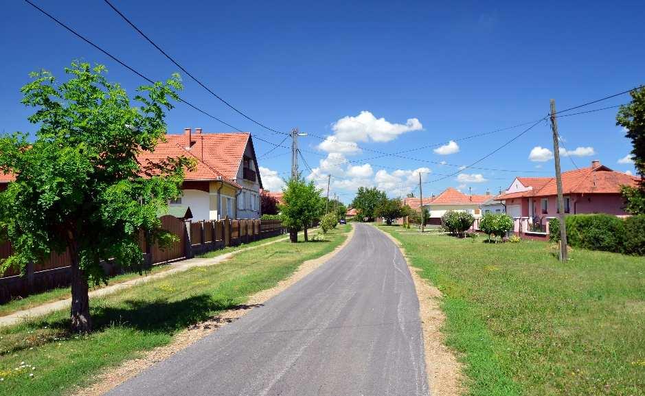 út és annak derékszögű megtörése központi teresedést hozott létre. E köré csoportosulva szerveződtek a kereskedelmi egységek és jelentős közintézmények.