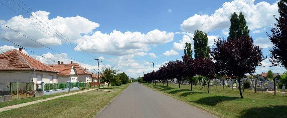 A természetes átalakulási folyamatok során formálódott eltérő karakterű épületek homogén visszafogott színezése és egyszerű természetes anyaghasználata kedvező módon hat e településrész építészeti