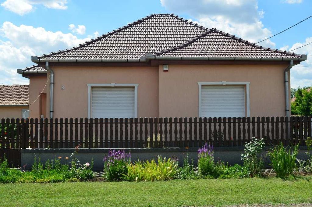 Az eltérő alaprajzi elrendezésű ( L alakú, négyzetes) épületek utcaképi megjelenése egységes.