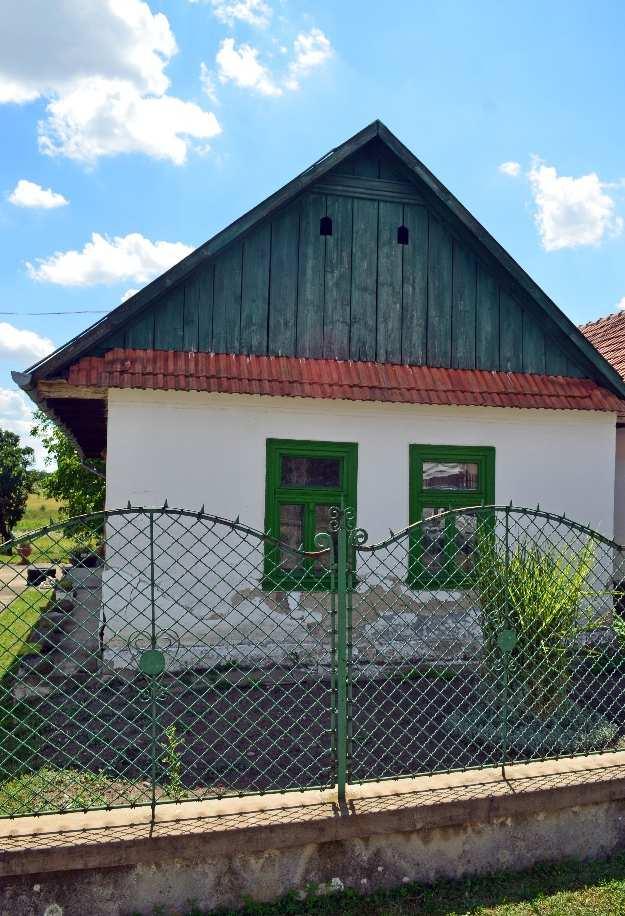 A kedvező településkép kialakítása érdekében el kell kerülni minden jelentős földmunkával járó beavatkozást (terasz képzés, túlzott feltöltés) és az épületeket a meglévő felszíni adottságokra idomuló