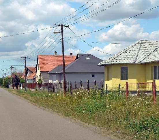 A hagyományos népi lakóépületek arányukat vesztik, ha térdfalasan beépítik a tetőterüket.