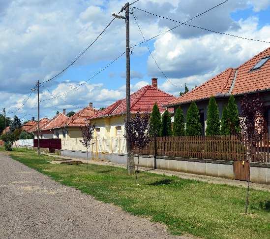 a tetőzet kiemelése, mely lehetőleg a 10%-os magasságkülönbséget ne haladja meg.