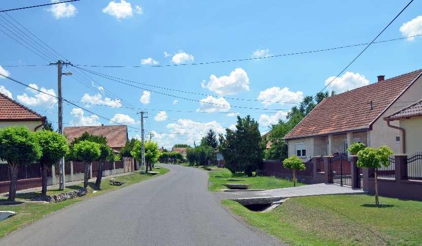 Az épületek magasságát a helyi építési szabályzat keretei között szükséges megállapítani.