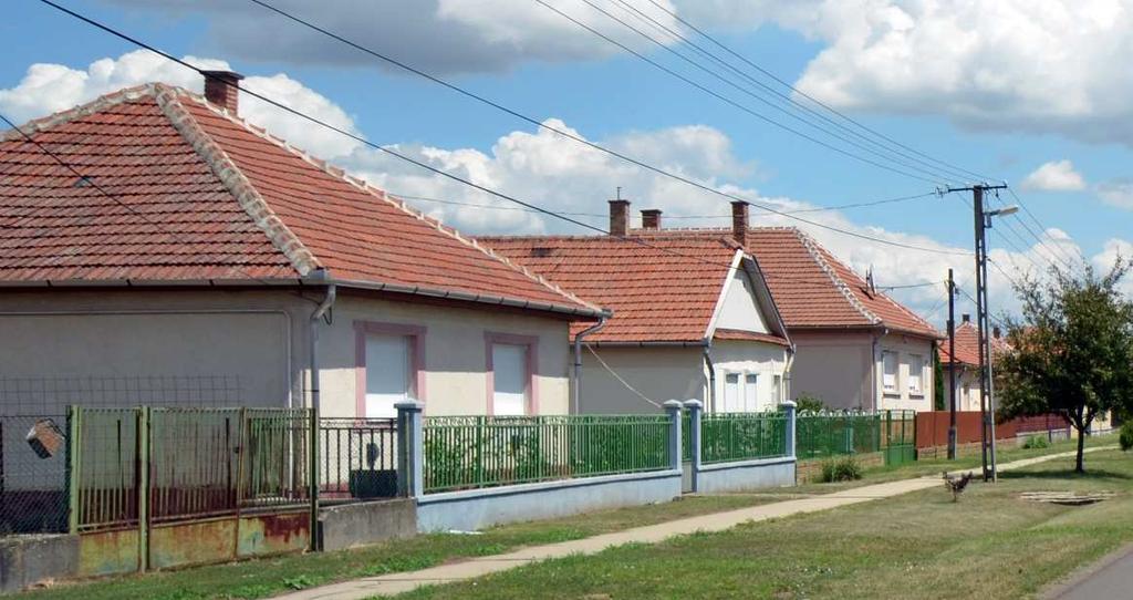 A kerítéseken, kapukon, ajtókon és ablakokon a barna színárnyalatai mellett a szürke és zöld különböző (nem élénk) színárnyalatai is alkalmazhatók.