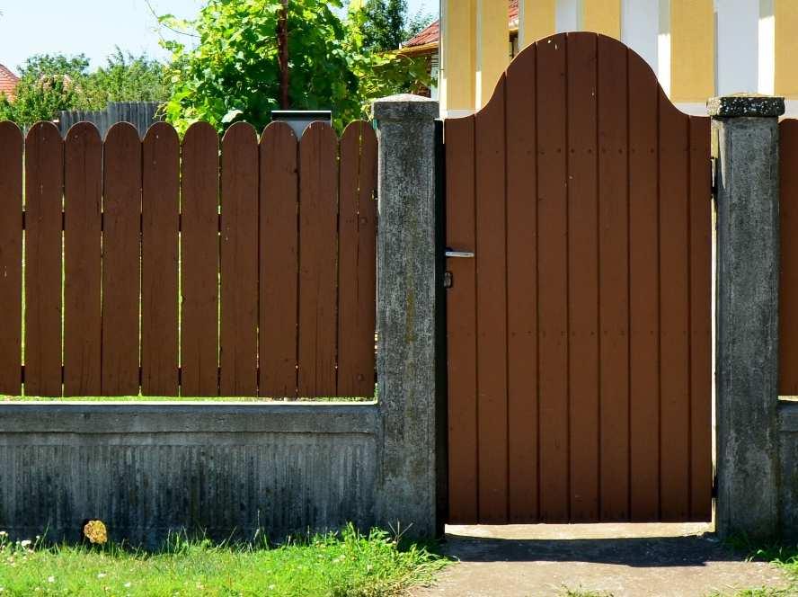 Falazott kerítések esetében a lábazat és az oszlop legtöbbször kő, tégla vagy beton