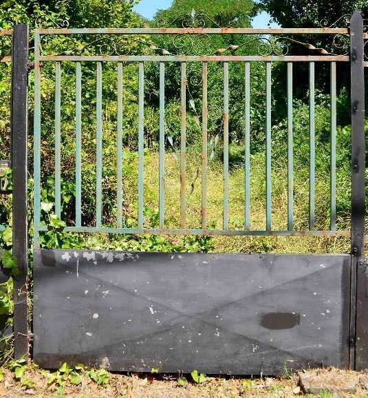Az anyagok változatossága akár egy ingatlanhoz tartozó kerítés esetében összetetten is