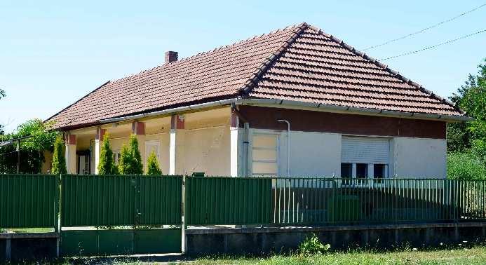 lopott tornácos épületek, ilyenkor az oszlopsor vagy végig fut a lakóház oldalán, vagy az egyik esetleg mindkét végén helyiséggel