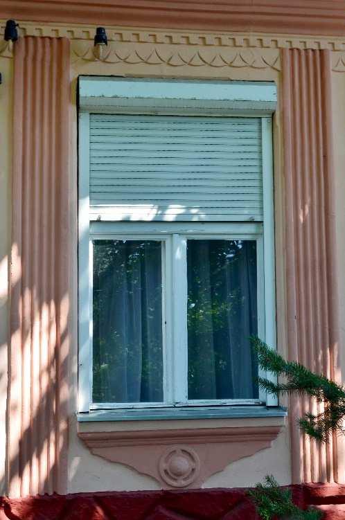 Külső tokos redőnyök alkalmazása még színazonosság esetén sem javasolt.