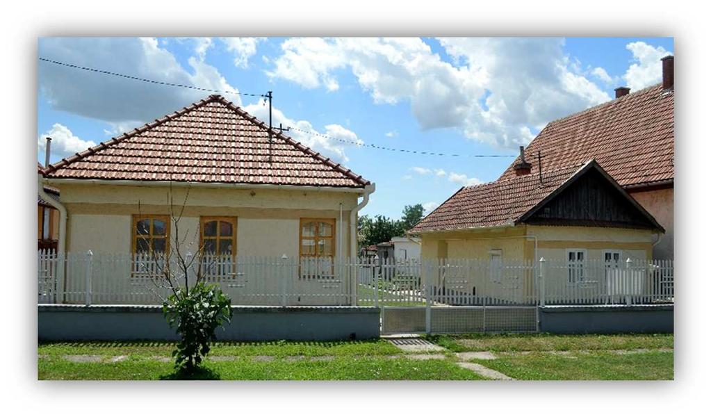 Kerüljük a lapos hulladékkőből csemperagasztóval felragasztott lábazat vagy nyíláskeretezés díszítéseket!