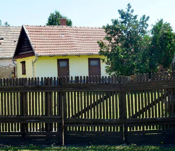 A telek utca felőli végéhez közel (utcavonalasan, vagy előkertesen, ebben az esetben virágos kerttel) helyezkedett el a hosszú lakóház. A telek annak funkciójához igazodóan több részre oszlott.