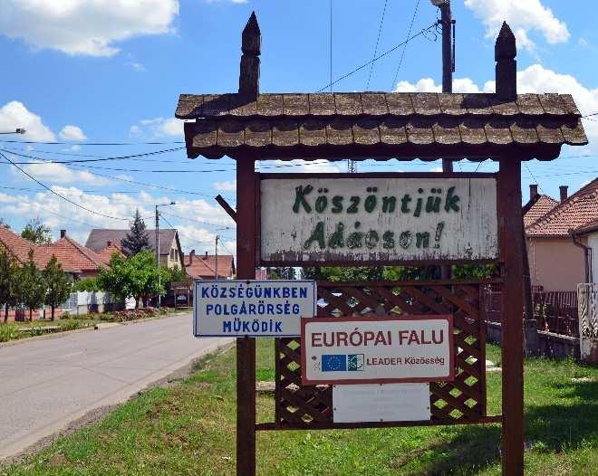 70 Építészeti útmutató Az utcakép rendezettségéhez nagyban hozzájárul, ha a kusza légvezetékeket földkábelre cseréljük, ennek első lépéseként az