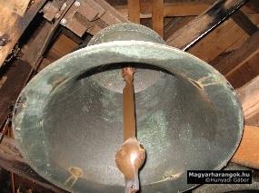 Harangok A templom három haranggal rendelkezik. Szent István király nagyharang 105 kg-os, 58,2 cm alsó átmérőjű, e2 alaphangú. Szlezák László öntötte Budapesten 1935- ben. Felirata: "AZ ÚR 1935.