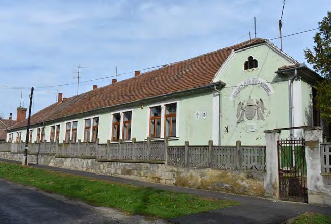 20 21 Általános Iskola Dugovics Titusz emléktáblával A község általános iskolája a Dugovics Titusz nevét