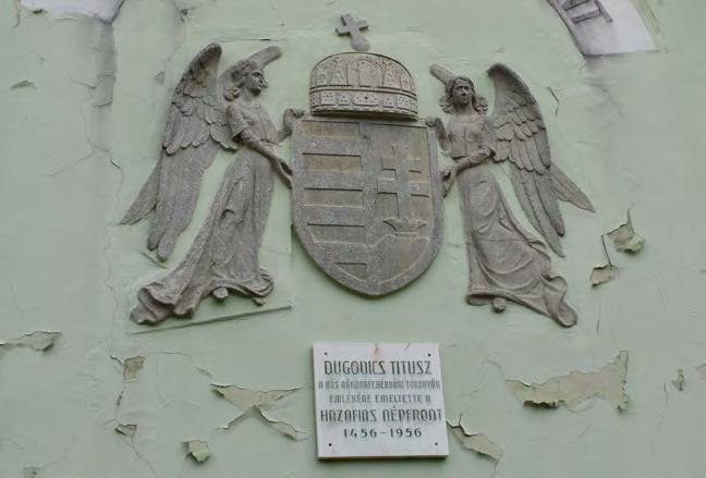 Az emléktábla szövege az iskola homlokzatán a következő: DUGOVICS TITUSZ A HŐS NÁNDORFEHÉRVÁRI TO- RONYŐR