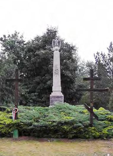A tömegsírokon számozott betonkövek jelzik az eltemetettek helyét. Az egyes nemzetek sírparcelláin emlékművek vannak, ezeken kívül van egy központi emlékoszlop is.