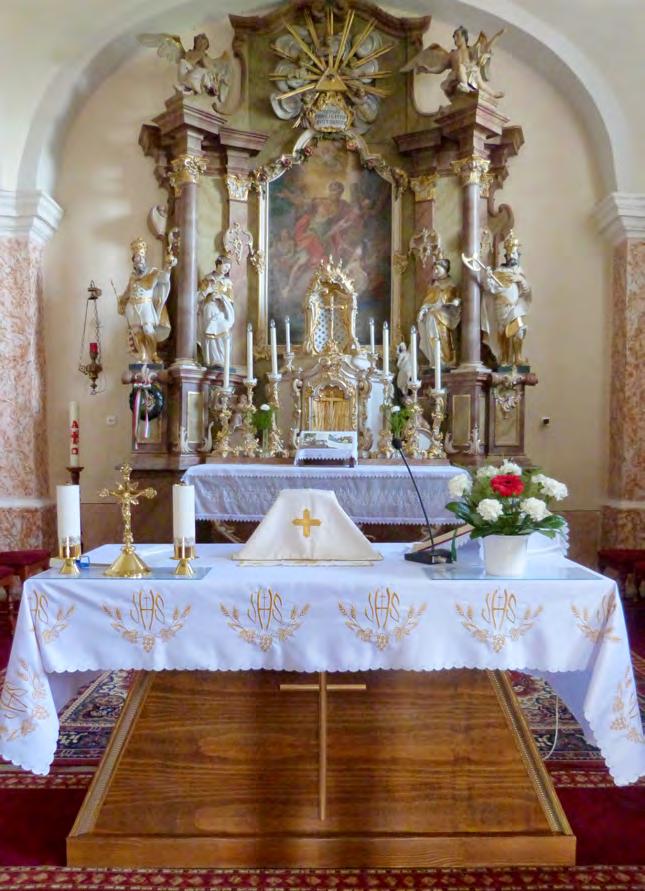 Tornya a homlokzat előtt áll, oldalát támfalak erősítik. A templom berendezése népies barokk.