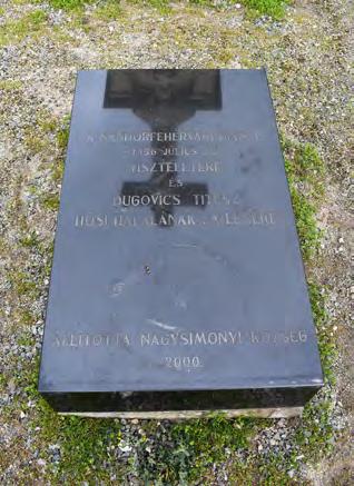 A kőkereszt felirata a következő: Jézus Krisztus dicsőségére emeltette Dugovich Titusz ivadéka.