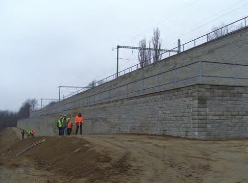 A komáromi vasúti Duna-híd korrózióvédelmi felújítása 28 000 m² felületen 2012-ben készült a Közgép Zrt. kivitelezésében.