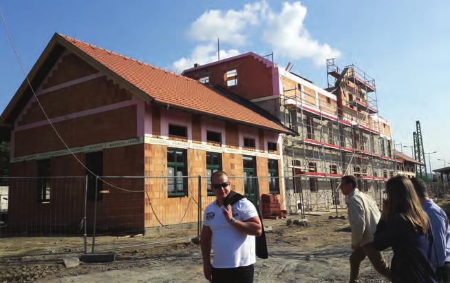 26 Napjaink munkái 3. kép. A felújítás alatt álló felvételi épület Esztergomban (Fotó: Vikár László) Vikár László munkáját a MÁV Jobbparti Épületfenntartó Főnökségen kezdte.