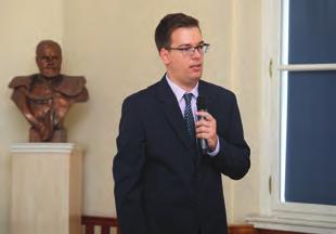 kép) Félúton a jövő pályavasútja felé című előadása bevezetőjében üdvözölte a megjelent szakembereket. Külön köszöntötte az egyetemi hallgatókat, oktatókat és a szakma nagy nyugdíjasait.