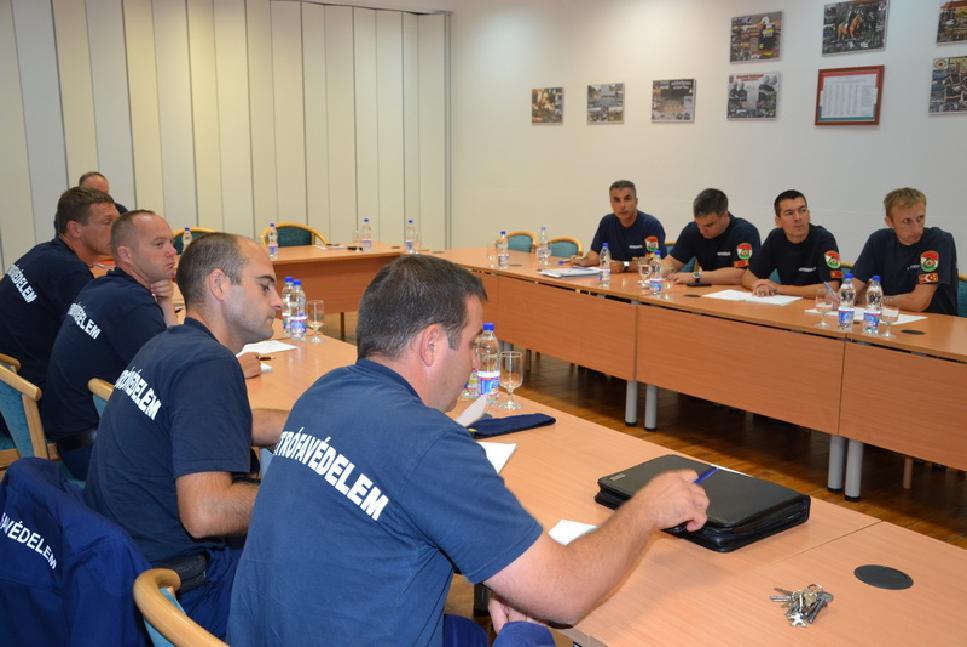 7 1.8. Szolgálatparancsnokok és tiszthelyettesek tanácskoztak Június 23-án tartották negyedéves megbeszélésüket a szolgálatparancsnokok, majd a tiszthelyettesi küldöttek is értekeztek.