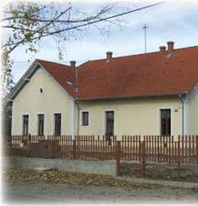 A pusztai református elemi iskola első tanítója Rozgonyi Benő, az utolsó pedig Szappanos Benedek volt.