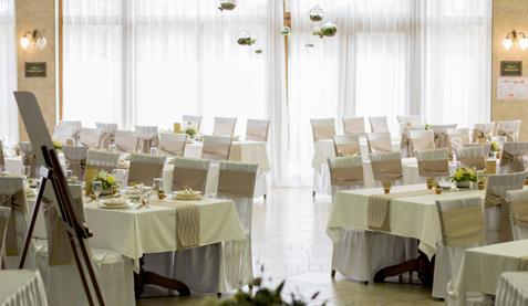 szolgál meghitt vacsorák, családi rendezvények,
