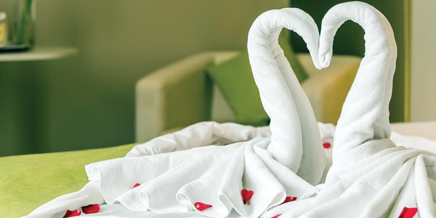 VARÁZSLATOS ESKÜVŐ A TÓPARTON Modern stílusú, egyedi tóparti környezetben elhelyezkedő Best Western Plus Lakeside Hotel 100 fős tóranéző étterme ideális helyszín, hogy álmai esküvője valóra váljon.