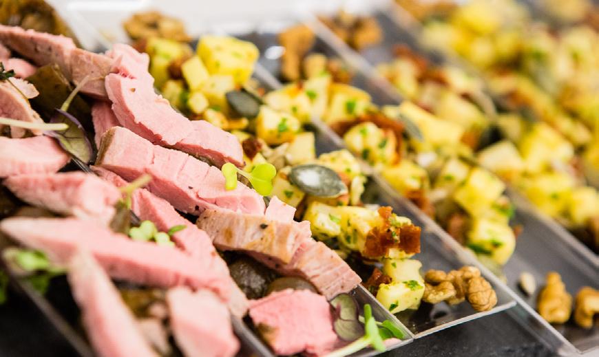Tóparti esküvői Grillvacsora: Faszénen sült ételek büféasztalon kínálva Házi grillkolbász Mézes-csípős pulykasteak Kézműves sörben pácolt sertés oldalas és tarja Joghurtban érlelt fokhagymás csirke