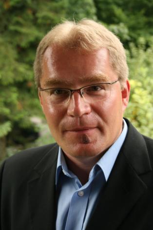CURRICULUM VITAE Dr. habil. Árpád Kékesi-Kun PERSONAL INFORMATION: I was born in Szolnok, Hungary on 28 June 1972. I am married (Adrienn Dankó) and have a son (Márton, b. 2005).