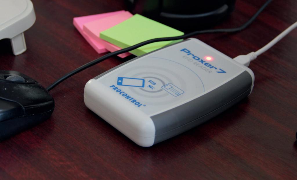 Munkaidőnyilvántartó rendszerek Proxer7 RFID-NFC asztali proximity kártyaolvasó A Proxer7 egy proximity kártyaolvasó, ami RFID kártyák és transzponderek (változatos alakú, például karkötő vagy