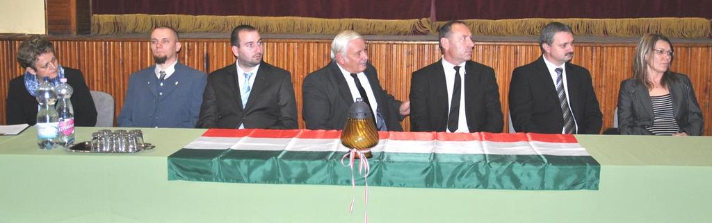 országgyűlési képviselő, Dr. Hoffmann Zsolt jegyző és Berényi Veronika hivatalvezető időközben kétszer kezelve, száradás közben két helyen megrepedve. Valami seb mindig keletkezett a fán.