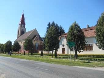 Itt van a város két temploma is, (katolikus, református) tornyai messziről jelzik a központot.