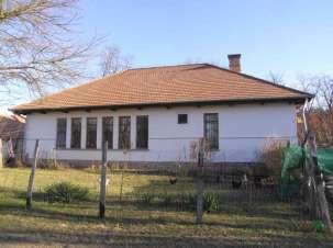 és a kunpusztai régi iskola.