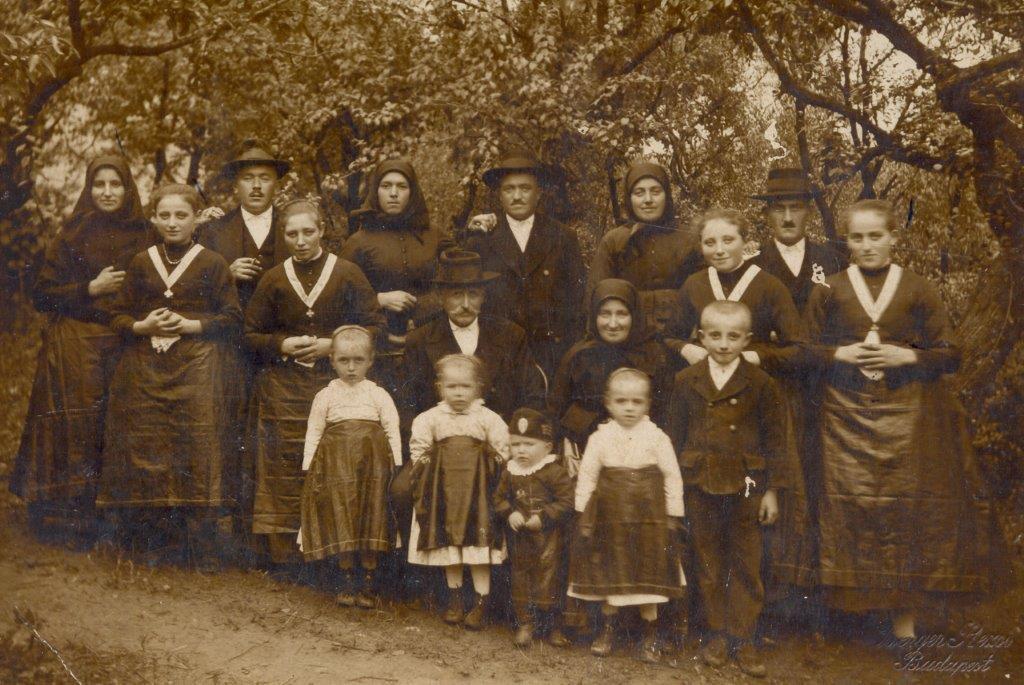 15. Pillmann György *1874 felesége Zemmel Katalin *1880, 17 gyermekük született, 9 elhunyt fiatalon, 8 felnőtt és családot alapított.