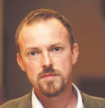 Most a kerület legfőbb lobbistája, ugyanakkor a Fidesz alelnökeként sok konfliktusos politikai témában kell részt vennie, amiért folyamatosan támadások kereszttüzében van.
