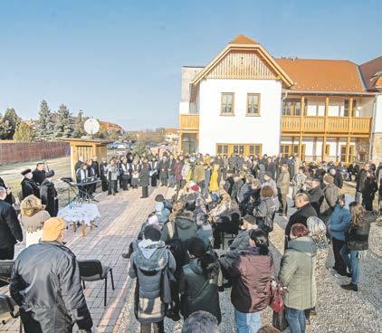 A miniszterelnök részvétüzenetében a következőket írta: Hálásak vagyunk, hogy a magyar falvakat járva összegyűjtötte a népművészet rejtett kincseit, alapítványával és nyári táboraival pedig a