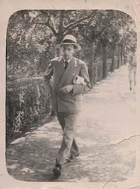 62 Központi Antikvárium 163. Radnóti Miklós (1909-1944) költő, műfordító autográf versfordítása. Gérard de Nerval (eredeti nevén Gérard Labruine) nagy szerepet játszott a francia romantikában.