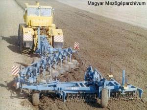 A nedves talajon végzett szántás eredményeképpen szalonnás állapotú lesz a talaj, ami még a tél jótékony porhanyító hatásának is ellenáll.