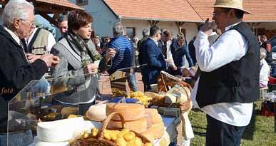 Kunadacs településhez közel 350 tanya tartozik, a lakott tanyák száma eléri a 250-et is, ahol több mint 440 fő él, ez a kunadacsi lakosság 38 %-át jelenti.