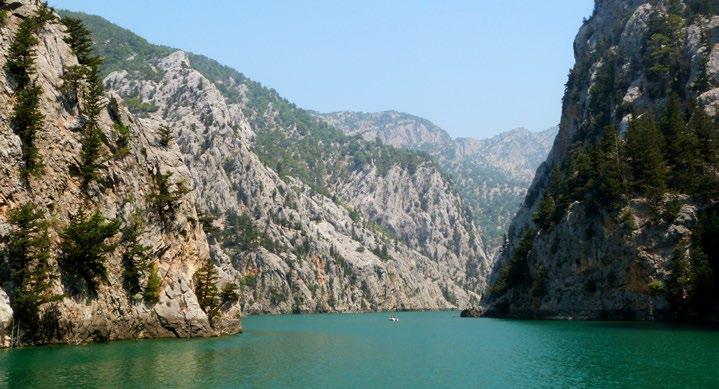 Kirándulások ZÖLD KANYON Az egész napos kikapcsolódást szolgáló program során festői, türkiz zöld kanyont csodálhatunk meg.