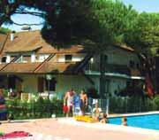 A földszinti lakások felújítottak- légkondicionálóval (felár!), az emeletiek balkonosak. TORREMORA (/4 és /6 fős) - központi, strandlejárat közel, nagy hűtő, mosógép, légkondicionáló (felár!