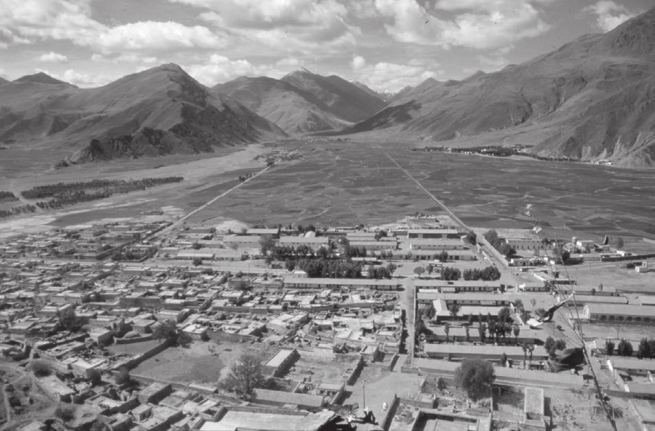 1.6. fénykép. Termőföld Lhasza határában, Tibetben, 3600 m tengerszint fölötti magasságban amelyekbe a gazdaságosan termeszthető növények és tenyészthető állatok besorolhatók.